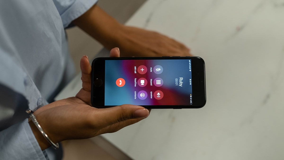 iPhone पर किसी कॉल को होल्ड पर कैसे रखें, ये है आसान तरीका