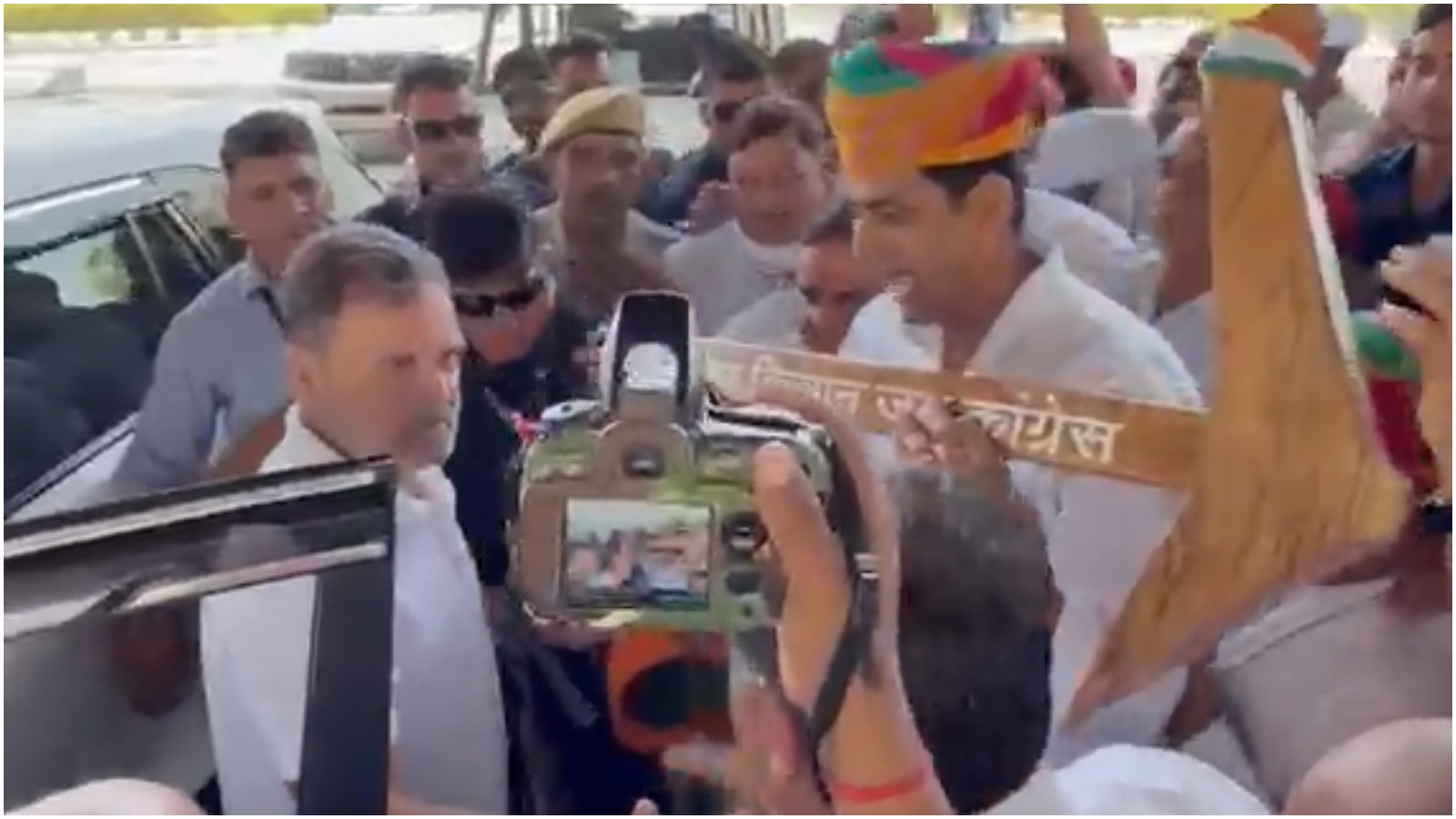 किशनगढ़ एयरपोर्ट पहुंचे राहुल गांधी, गहलोत-पायलट ने किया स्वागत; विधायक ने भेंट किया हल