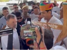 किशनगढ़ एयरपोर्ट पहुंचे राहुल गांधी, गहलोत-पायलट ने किया स्वागत; विधायक ने भेंट किया हल