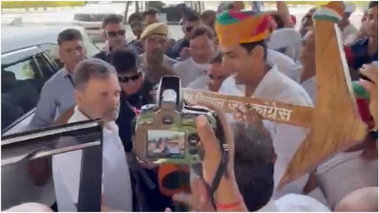 किशनगढ़ एयरपोर्ट पहुंचे राहुल गांधी, गहलोत-पायलट ने किया स्वागत; विधायक ने भेंट किया हल
