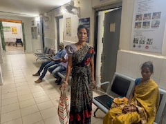 महिला को सांप ने डसा तो उसे डिब्बे में बंद कर जिंदा अस्पताल ले पहुंची, हिम्मत देख डॉक्टर भी हैरान!