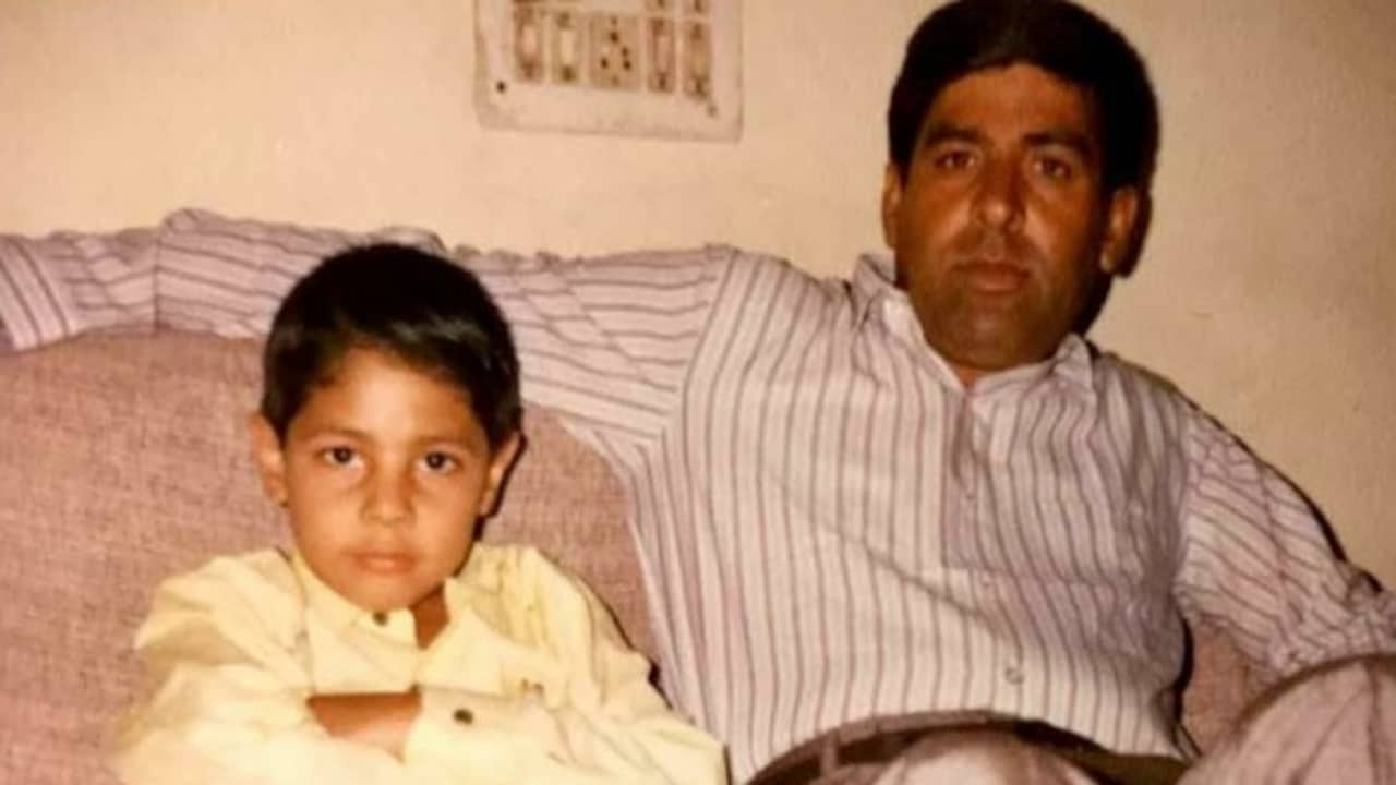 तस्वीर में नजर आ रहा ये बच्चा है आज है बॉलीवुड का बड़ा रैपर, सलमान से प्रभास तक के लिए गा चुका है गाने