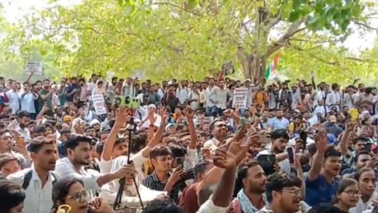 पेपर लीक से लेकर एग्जाम रिजल्ट तक, लखनऊ में छात्रों का बड़ा प्रदर्शन