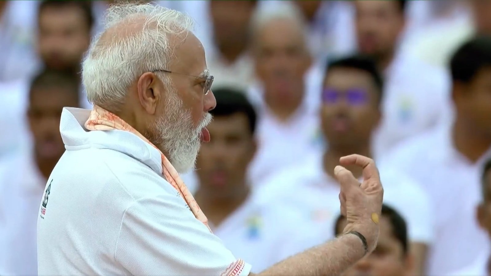 प्रधानमंत्री नरेंद्र मोदी आज कोलकाता के परेड ग्रांउड पर योग दिवस कार्यक्रम में शामिल हुए. उनके साथ हजारों लोगों ने योग किया. इस दौरान वो योग की एक मुद्रा समझाते हुए दिखे. प्रधानमंत्री नरेंद्र मोदी आज कोलकाता के परेड ग्रांउड पर योग दिवस कार्यक्रम में शामिल हुए. उनके साथ हजारों लोगों ने योग किया. इस दौरान वो योग की एक मुद्रा समझाते हुए दिखे.