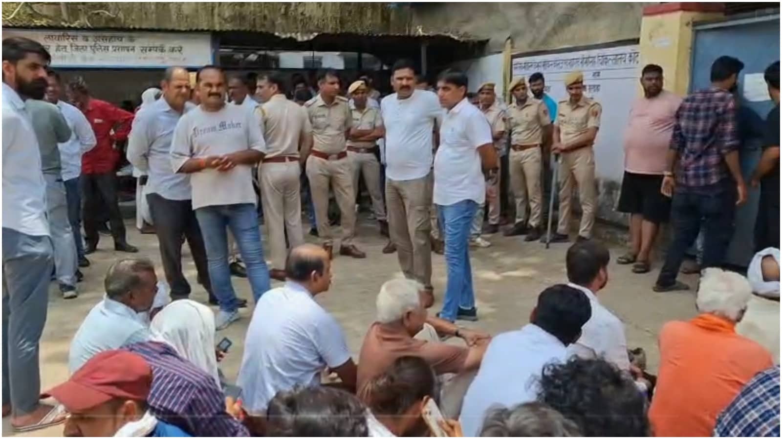 अस्पताल की मोर्चरी के बाहर पुलिस बल को तैनात किया गया है.