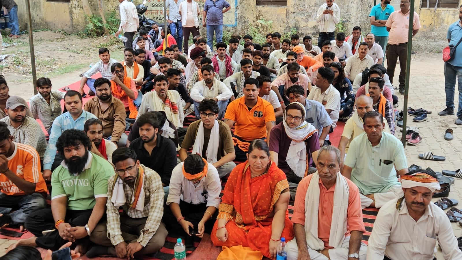 महंत की हत्या पर फूटा लोगों का गुस्सा. महंत की हत्या पर फूटा लोगों का गुस्सा.