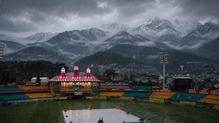 तस्वीरें देख दिल हार बैठेंगे! धौलाधार पर बर्फबारी के बाद जन्नत जैसा दिखा धर्मशाला का मैदान, यहीं होगा कल मैच