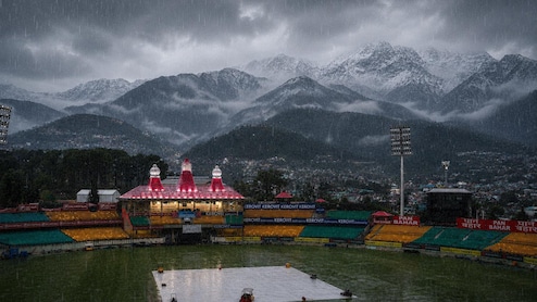 तस्वीरें देख दिल हार बैठेंगे! धौलाधार पर बर्फबारी के बाद जन्नत जैसा दिखा धर्मशाला का मैदान, यहीं होगा कल मैच