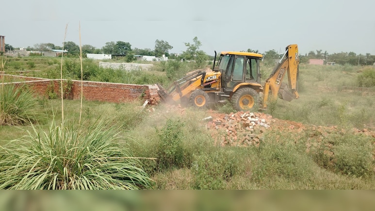 बुलंदशहर में अवैध निर्माण के खिलाफ बुलडोजर एक्&zwj;शन, प्राधिकरण ने ध्वस्&zwj;त करवाई विकसित की जा रही अवैध प्लॉटिंग
