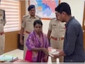 ईमानदारी की मिसाल! होटल कर्मचारी ने लौटाए 40 लाख के सोने के गहने, सोशल मीडिया पर हो रही जमकर तारीफ