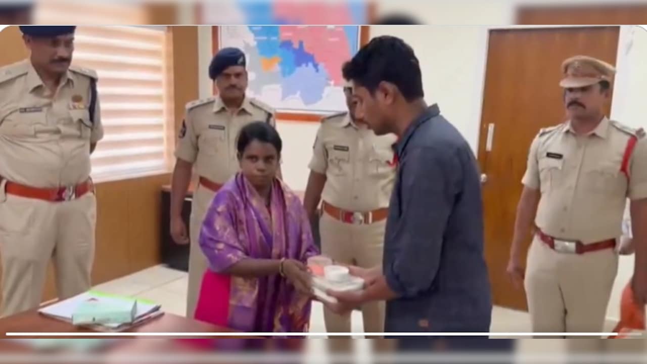 ईमानदारी की मिसाल! होटल कर्मचारी ने लौटाए 40 लाख के सोने के गहने, सोशल मीडिया पर हो रही जमकर तारीफ
