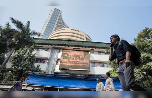 गिरावट के साथ हुई मार्केट की शुरुआत, निफ्टी 153 तो सेंसेक्स 300 अंक से ज्यादा लुढ़का