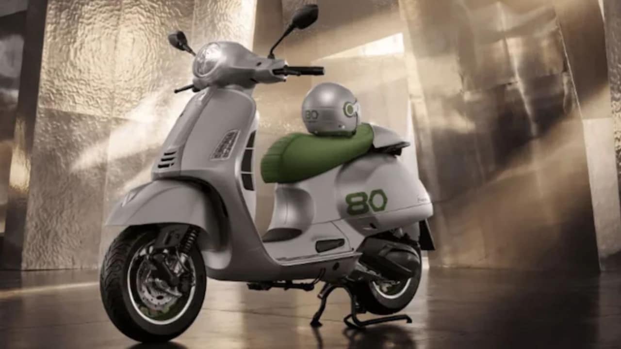 Vespa ने पेश किया Edizione Ottantesimo! सिर्फ 1,946 लोग ही खरीद पाएंगे यह अनोखा शानदार स्कूटर