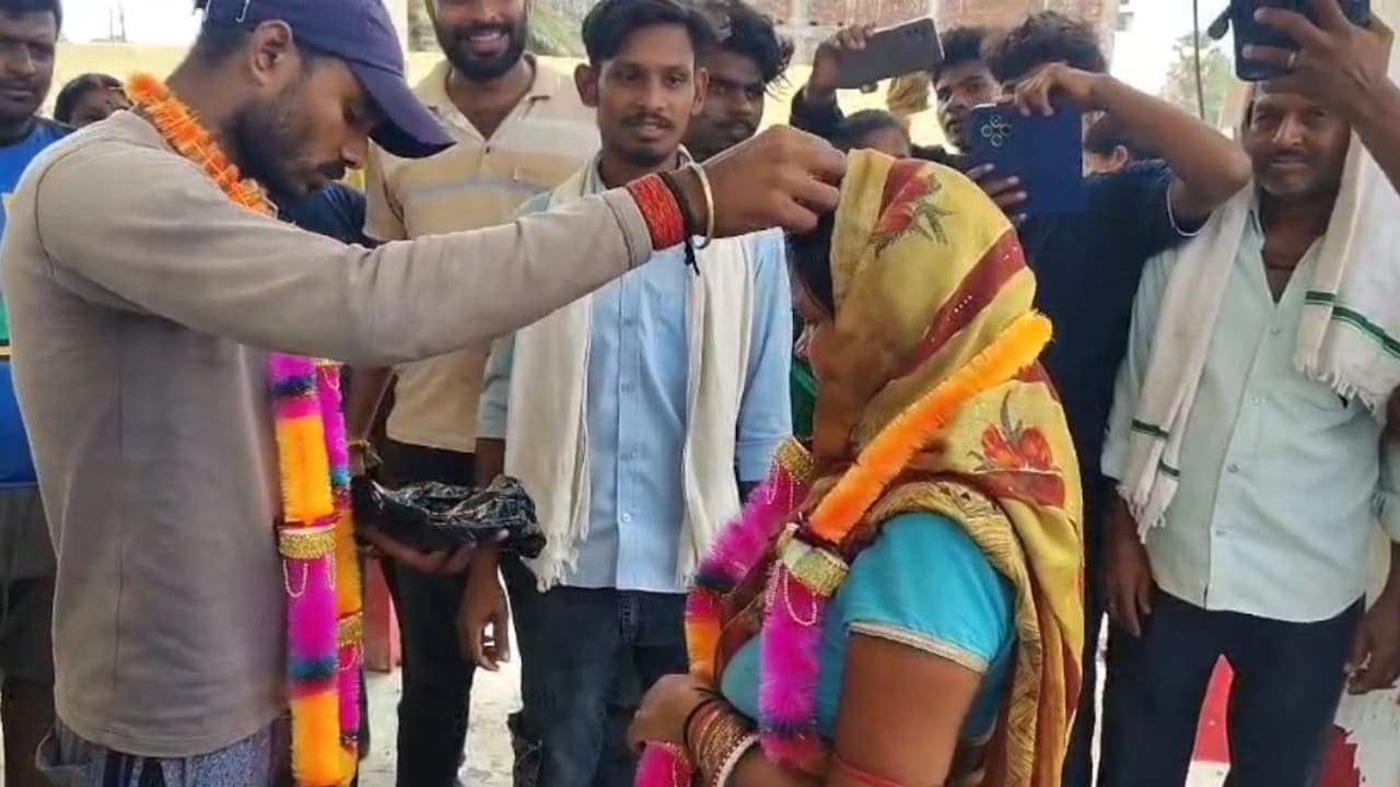 पति बना गवाह, तीन बच्चों की मां ने प्रेमी संग रचाई शादी