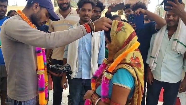 पति बना गवाह, तीन बच्चों की मां ने प्रेमी संग रचाई शादी