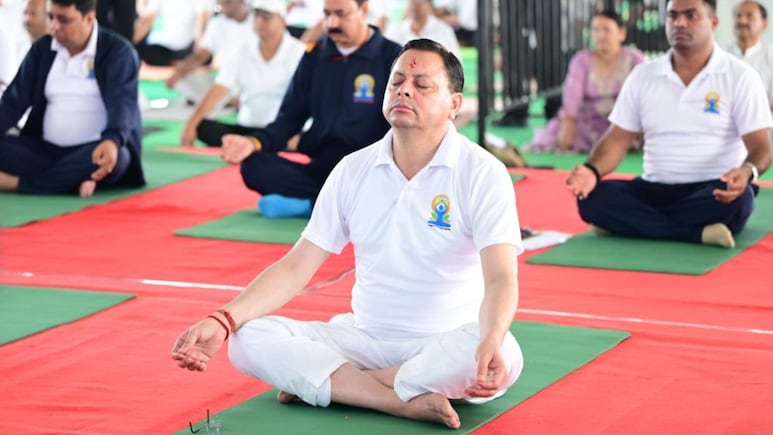 योगमय हुआ उत्तराखंड, पहाड़ों पर हुआ योगाभ्यास, सीएम पुष्कर धामी ने बनबसा में किया योग