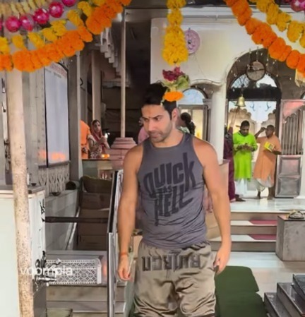 वरुण धवन पहुंचे मंदिर, लोगों की भगवान को छोड़ कपड़ों गई नजर, सोशल मीडिया पर लेने लगे मजे