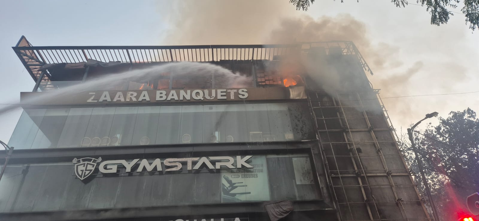 कालकाजी में एक रेस्टोरेंट में लगी भीषण आग, 3 LPG सिलेंडर फटे, दमकल टीम ने बुजुर्ग महिला को बचाया