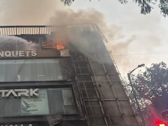 कालकाजी में एक रेस्टोरेंट में लगी भीषण आग, 3 LPG सिलेंडर फटे, दमकल टीम ने बुजुर्ग महिला को बचाया