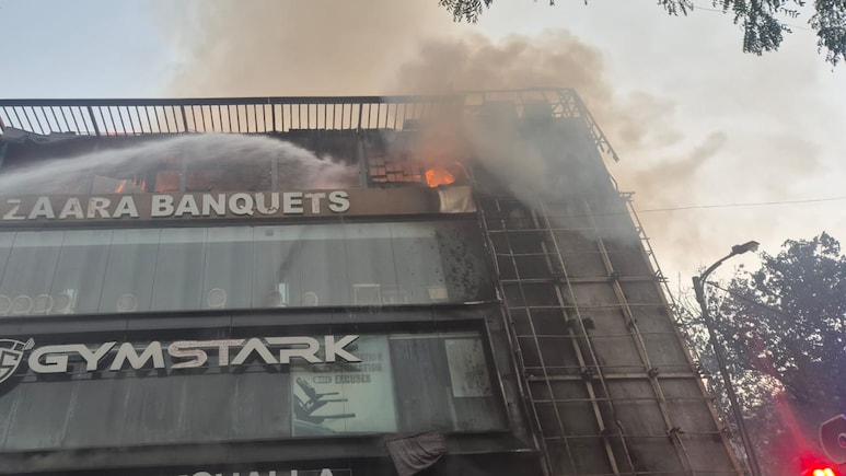 कालकाजी में एक रेस्टोरेंट में लगी भीषण आग, 3 LPG सिलेंडर फटे, दमकल टीम ने बुजुर्ग महिला को बचाया