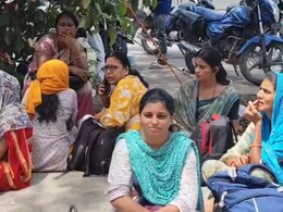 Jalgaon News : NEET परीक्षा केंद्राबाहेर दिसलं वेगळंच चित्र; विद्यार्थ्यांसह पालकही खचले