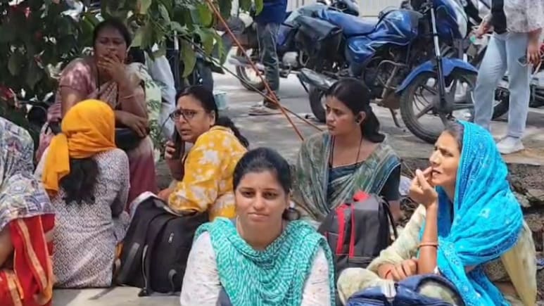Jalgaon News : NEET परीक्षा केंद्राबाहेर दिसलं वेगळंच चित्र; विद्यार्थ्यांसह पालकही खचले