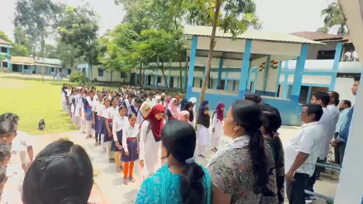 1 जून से राज्य के सभी सरकारी स्कूलों में वंदे मातरम अनिवार्य हुआ 1 जून से राज्य के सभी सरकारी स्कूलों में वंदे मातरम अनिवार्य हुआ