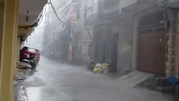Delhi Rains: Heavy Shower Bring Cooler Temperatures To City, IMD Issues Thunderstorm Alert