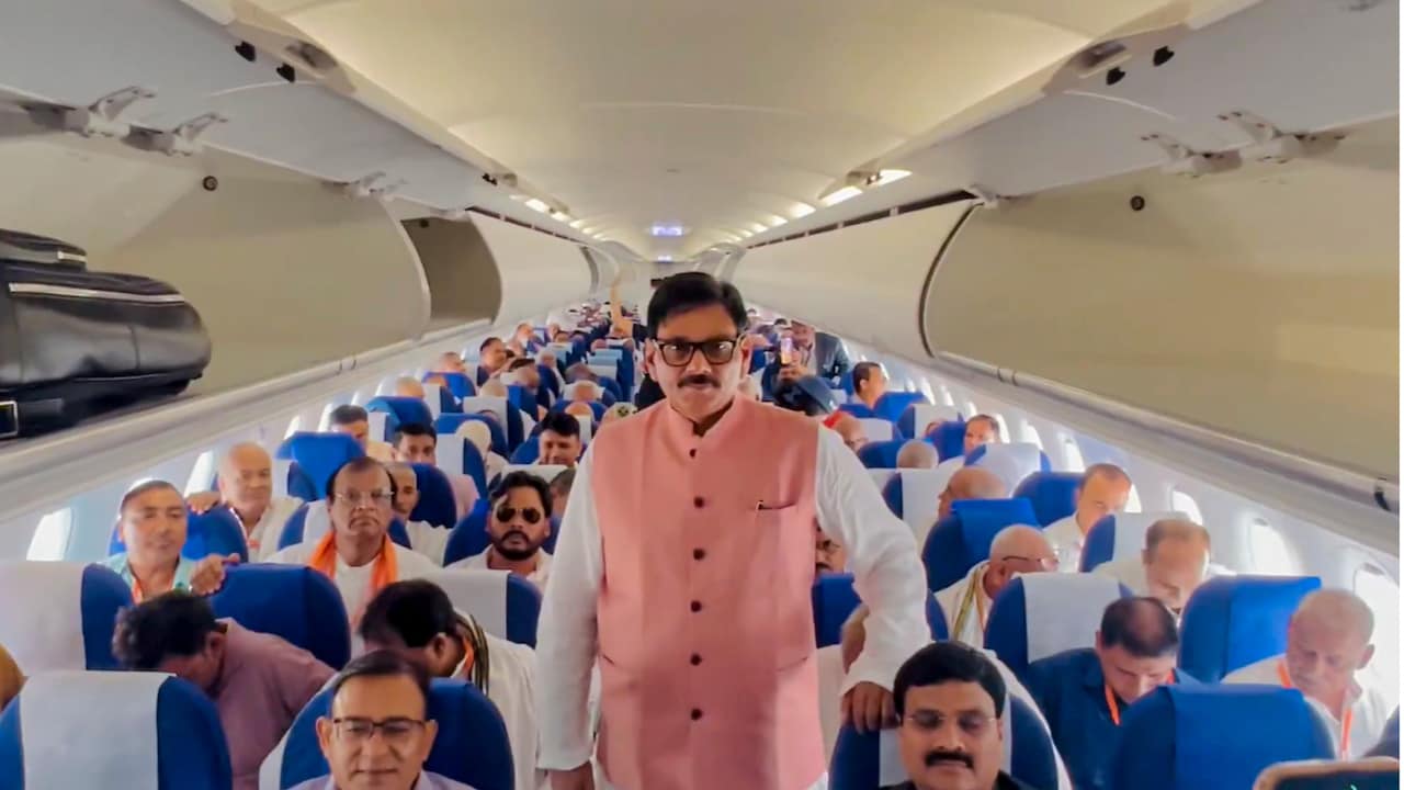 जेवर एयरपोर्ट की पहली उड़ान: जब खेत का मालिक, आसमान का राजा बना!