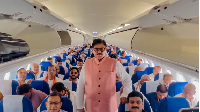जेवर एयरपोर्ट की पहली उड़ान: जब खेत का मालिक, आसमान का राजा बना!