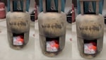 LPG के बढ़े दाम, महिला ने खाली गैस सिलेंडर का चूल्हा बना सेंकी रोटियां, अखिलेश यादव ने शेयर किया वीडियो