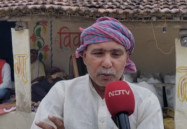 आकांक्षा के चाचा जगदीश प्रसाद चतुर्वेदी.