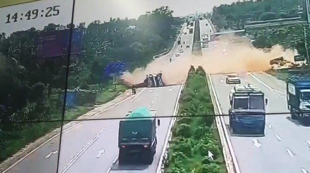 Video: Lorry, Tractor, Bolero - A Three-Way Crash On Karnataka Highway