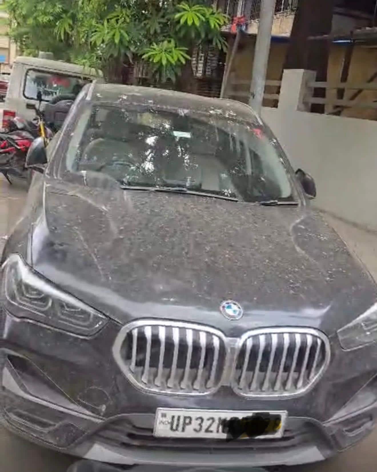 ठगी की कमाई से खरीदी थी बीएमडब्ल्यु कार ठगी की कमाई से खरीदी थी बीएमडब्ल्यु कार