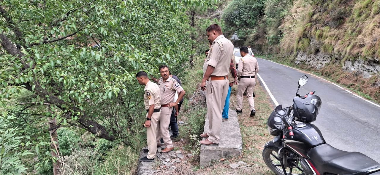 घटनास्थल पर राहत-बचाव अभियान में लगे जवान.