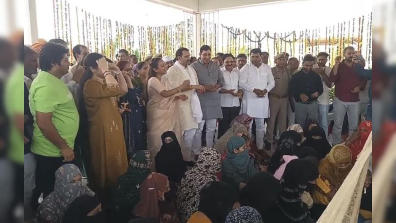 यूपी: एक मंडप में 40 निकाह और 100 विवाह; सीएम योगी की तरफ से नवविवाहिताओं को मिले खास तोहफे