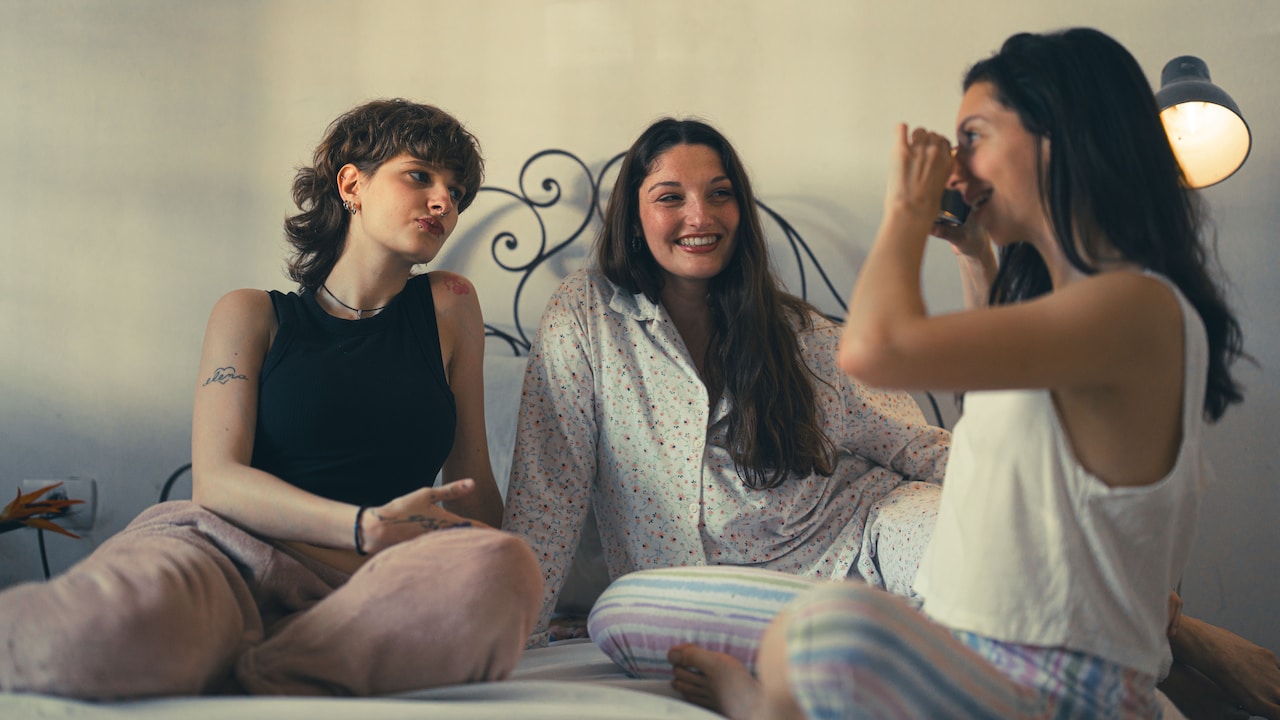 The Satin Nightwear Myth: When It Feels Luxurious And When It Feels Uncomfortable