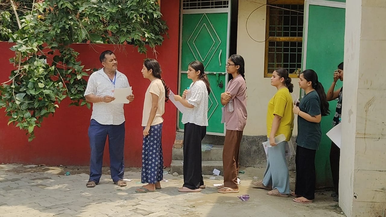 "गलती सरकार करे और जान हमारे बच्चों की जाए", पेपर लीक के डर और मानसिक तनाव के बीच परीक्षा दे रहे छात्र