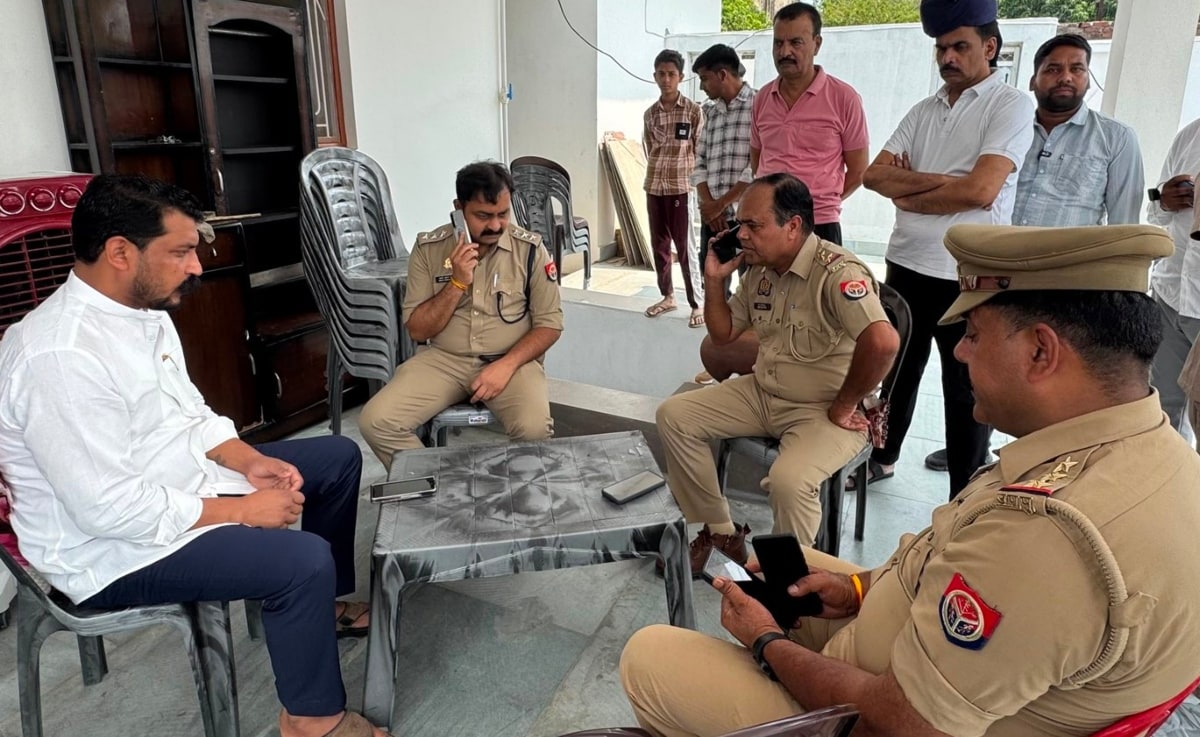 'सत्ता परिवर्तन यात्रा' से पहले ही घर में डिटेन किए गए दलित सांसद चंद्रशेखर आजाद, पुलिस सुरक्षा पर उठाए सवाल