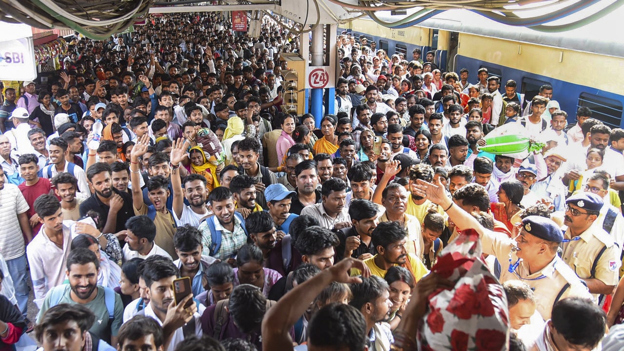 Chaos At Patna Junction After Exams, Massive Student Rush