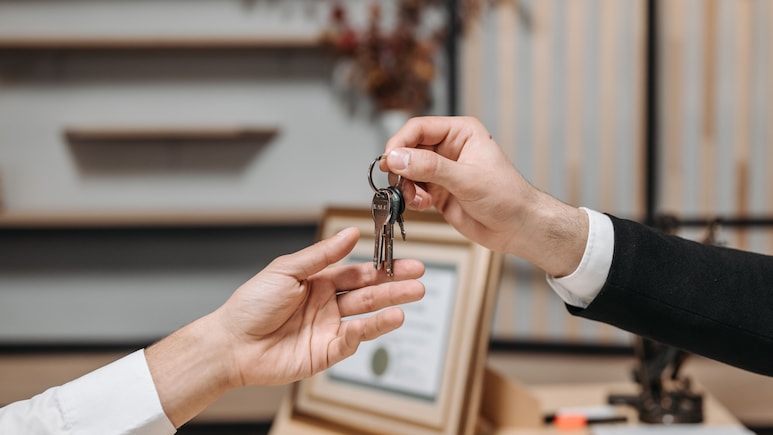Man Leaves Corporate Life To Become Real Estate Broker, Shares 9 Shocking Realities: 'Lubricate The System'