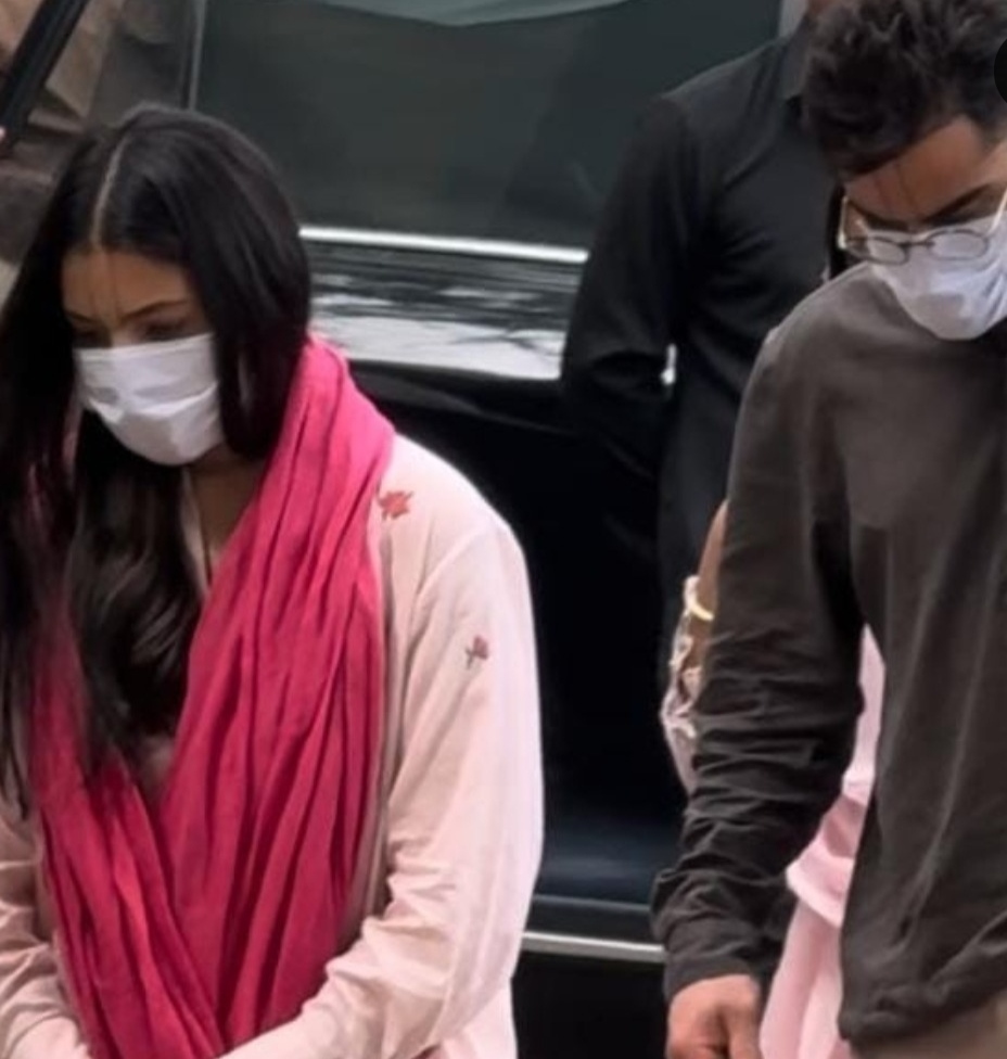 Virat Kohli And Anushka Sharma Visit Premanand Maharaj's Ashram In Vrindavan After IPL Win