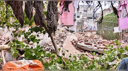 ज&zwj;यपुर में झुकी इमारत को निगम ने गिराया,  कमजोर मकानों को कराया जा रहा खाली