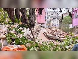 ज&zwj;यपुर में झुकी इमारत को निगम ने गिराया,  कमजोर मकानों को कराया जा रहा खाली
