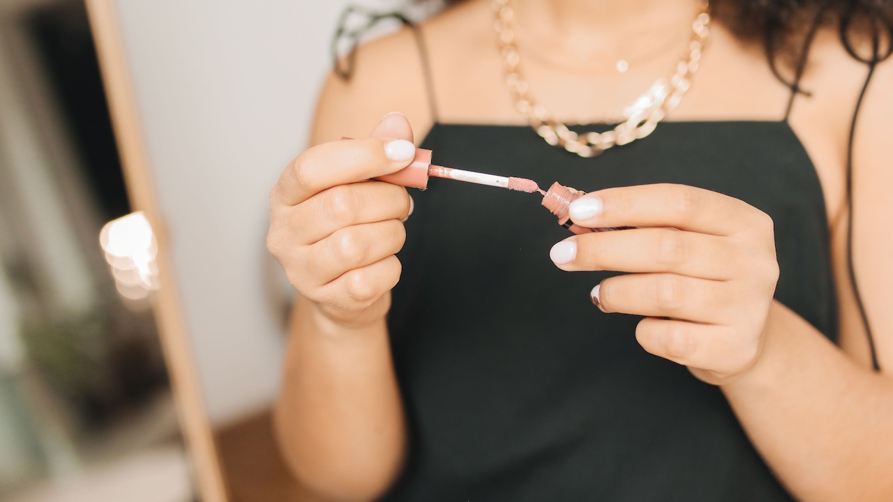 Lip Gloss Vs Lipstick: Which Is Better For Quick Everyday Makeup? Lip Gloss Vs Lipstick: Which Is Better For Quick Everyday Makeup?