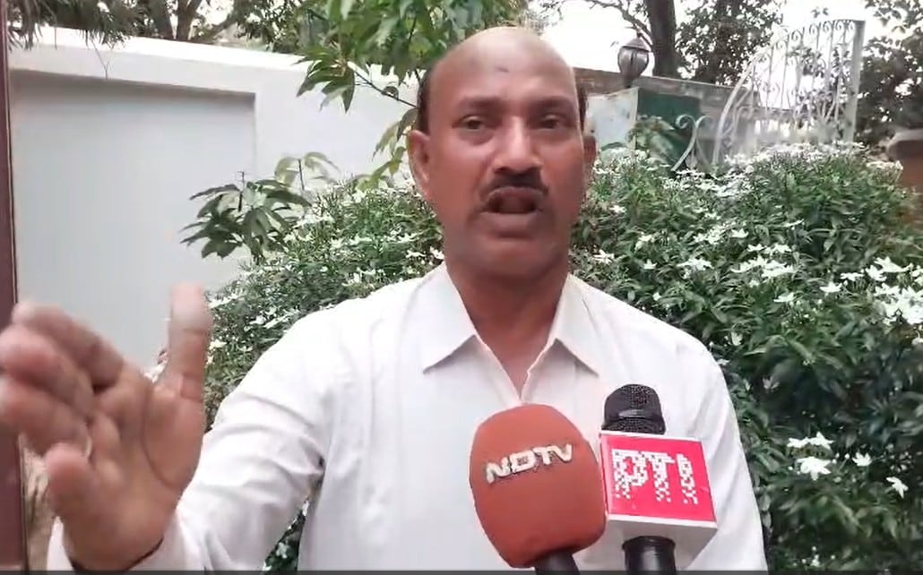 खान सर के बारे में बताते उनके चाचा इमरान.