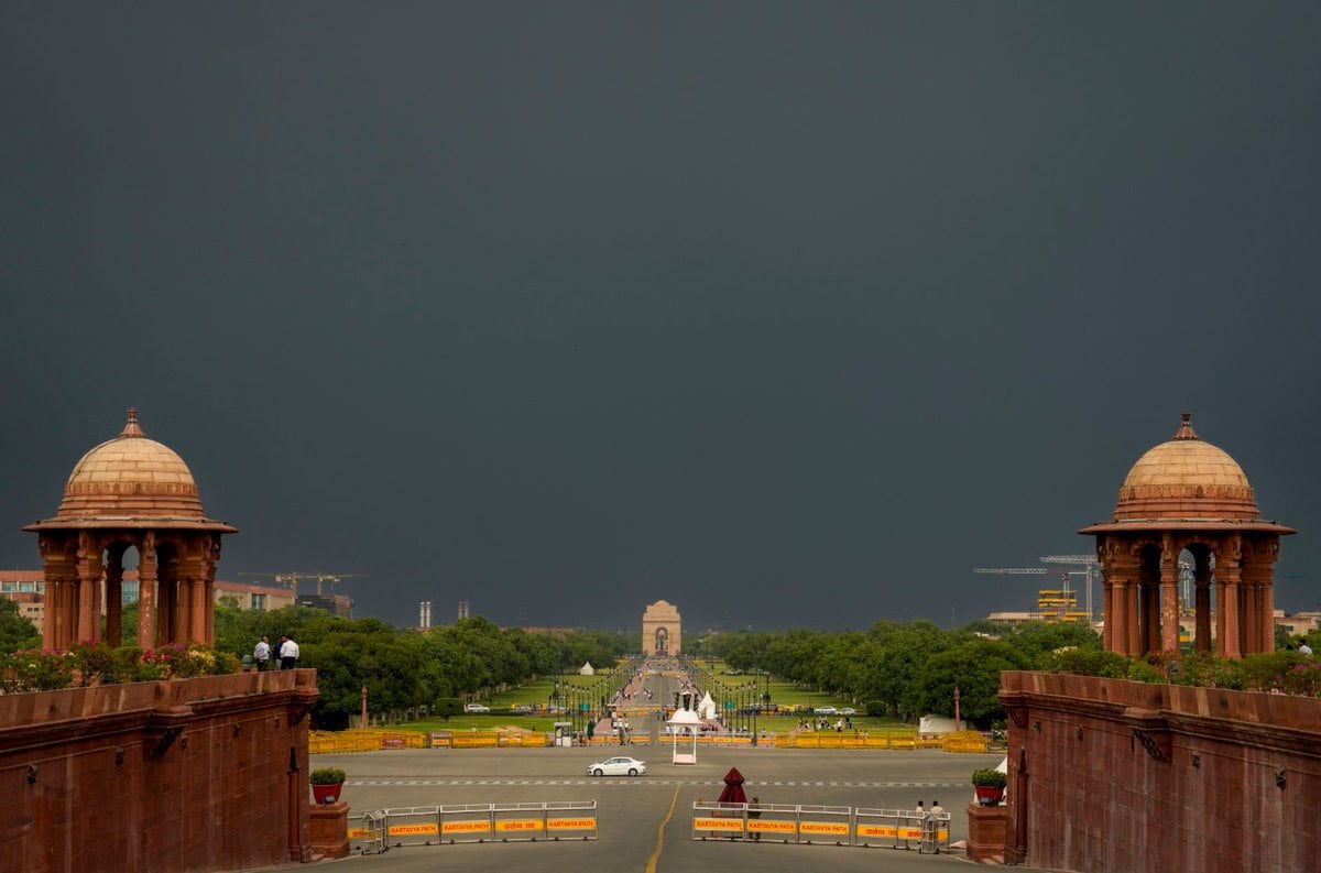 Delhi-NCR Wakes Up To Cloud Skies As Weather Office Issues Red Alert: Updates