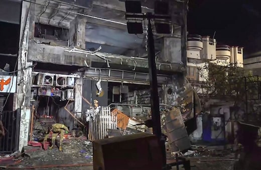 Lucknow Fire Live: लखनऊ अग्निकांड पर बड़ा एक्शन, 4 अधिकारी सस्पेंड, बिल्डिंग मालिक गिरफ्तार