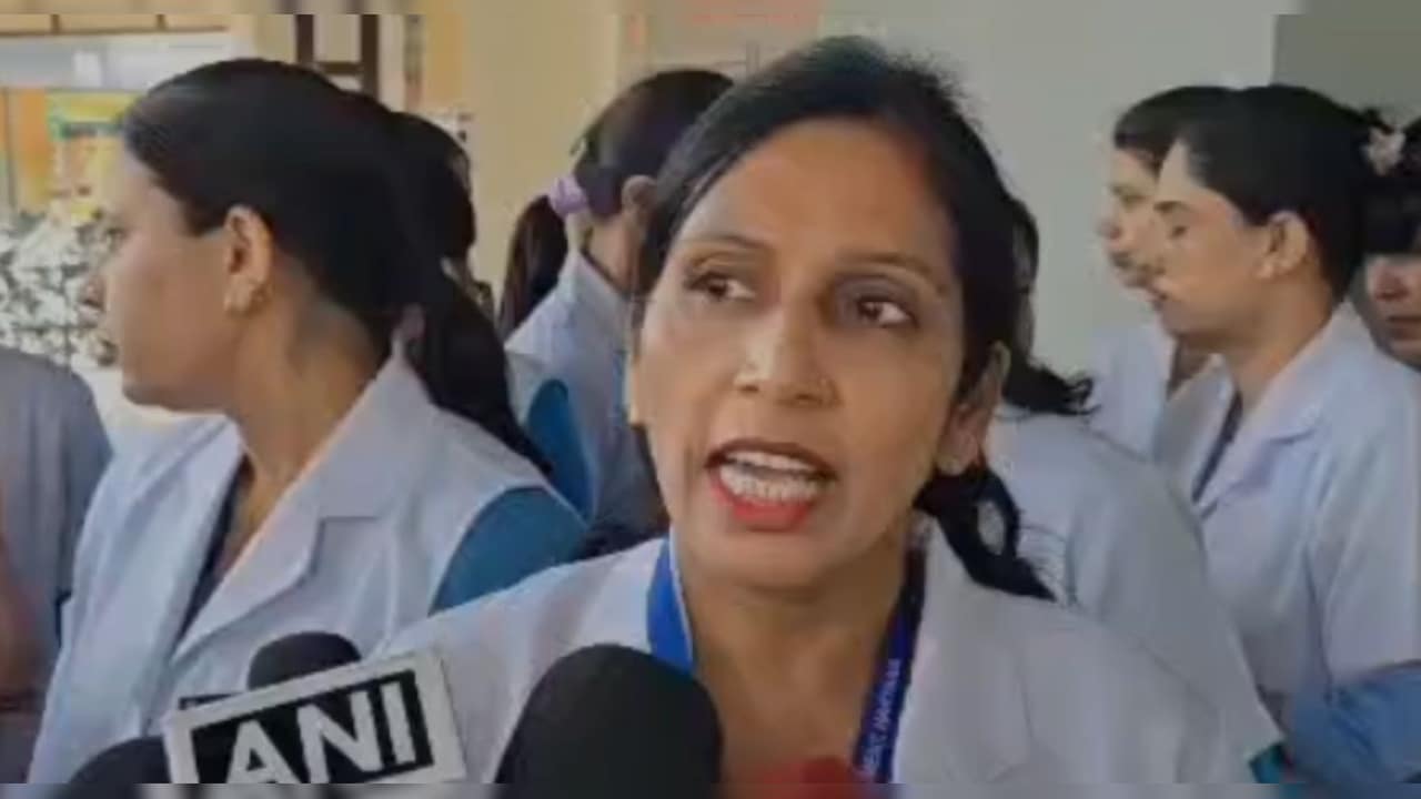 रेनू भट‍िया के इस्‍तीफे के बाद भी खुश नहीं नर्सें, बोलीं- ईग