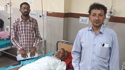 परिवार से 28 साल से अलग बुजुर्ग हुआ बीमार, हॉस्पिटल में दूसरे बेड के मरीज ने खींची तस्वीर और हो गया चमत्कार